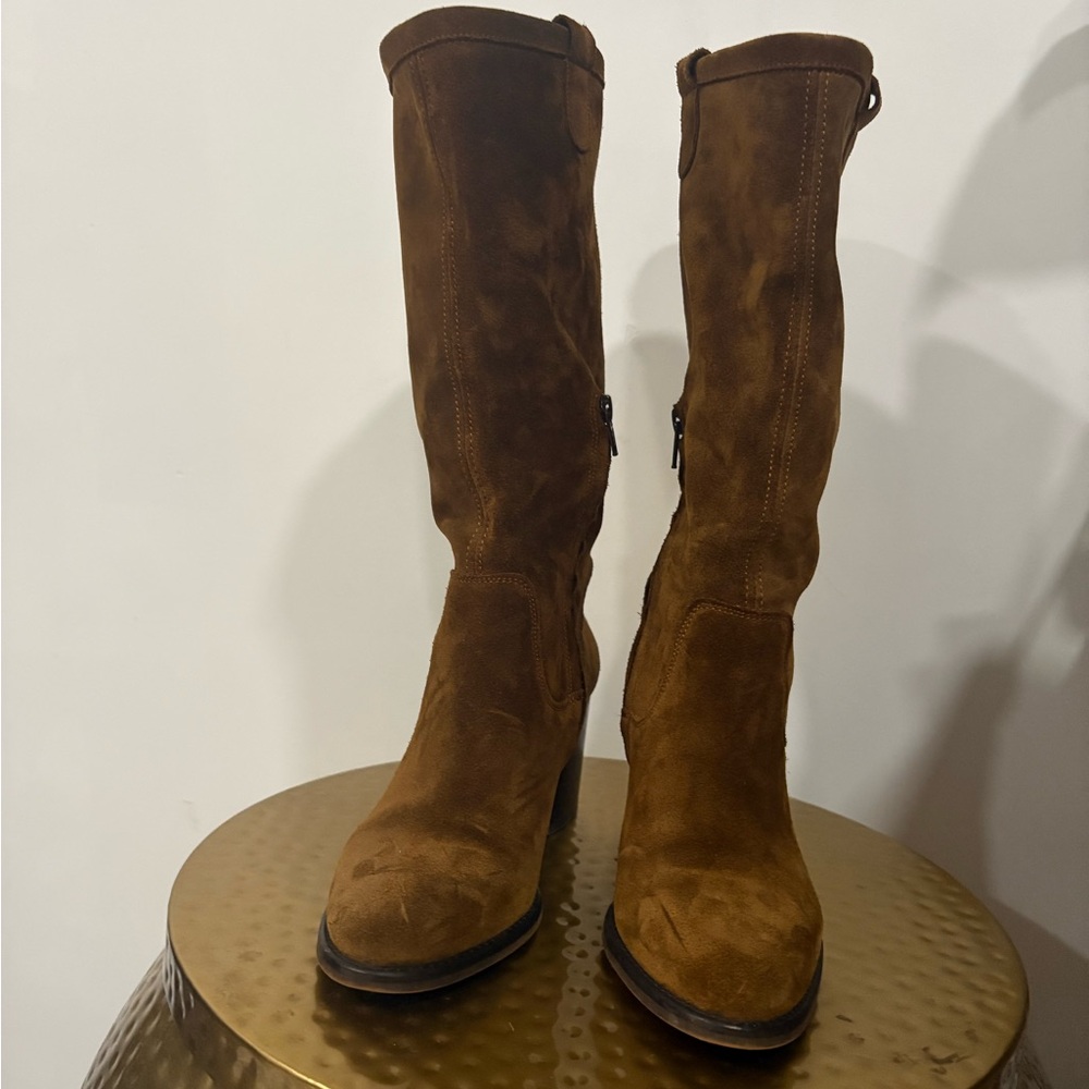 Valverde del Camino. Brown Heeled Boots Sleek Suede Design